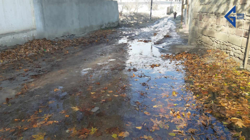 Gəncədə yerləşən küçədə su xətti partlayıb