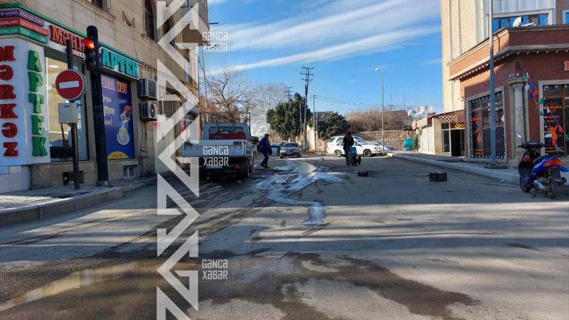 Gəncədə kanalizasiya quyusu daşıb: küçədə hərəkət məhdudlaşdırılıb