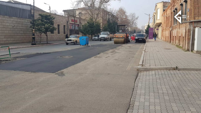 Gəncədə bir neçə gün öncə təmir olunan yol yenə yamaqlanır