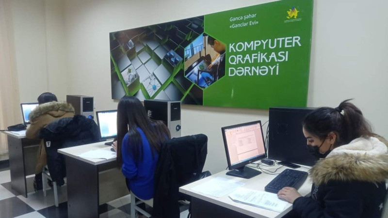 Gəncə: Kompüter kursunun rəhbəri gənclər üçün təlim keçib
