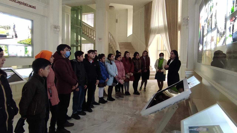 Gəncədə məktəblilər İlham Əliyevin yubileyi ilə bağlı tədbirdə iştirak ediblər