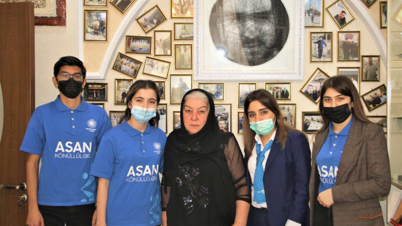 Gəncədə könüllülər şəhid Rauf Əsgərovun ailəsini ziyarət ediblər