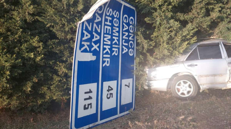 Gəncədə minik avtomobili aşaraq lövhəyə çırpılıb