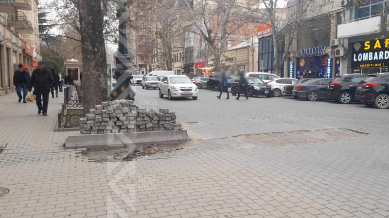 Gəncənin mərkəzində yolda dərin çuxur əmələ gəlib