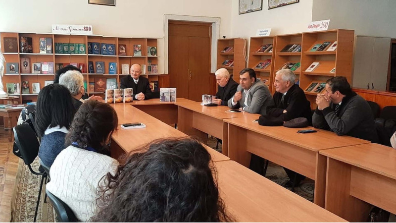 Gəncə: Qərib Mehdinin kitablarının təqdimatı baş tutub