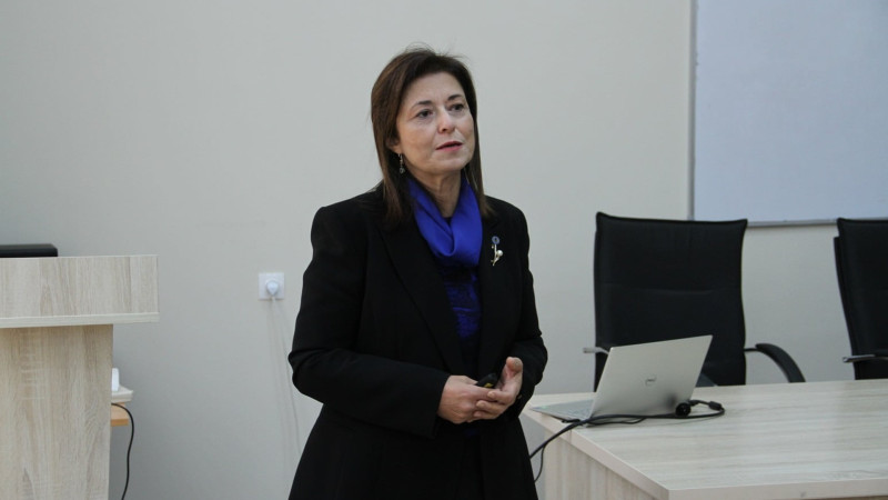 Ege Universitetindən daha bir professor Gəncədə mühazirə deyib
