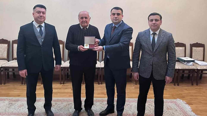Gəncədə Xalq artisti Alim Məmmədov xatirə nişanı ilə təltif edilib