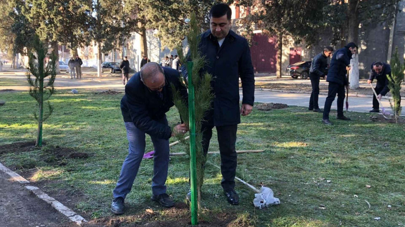 Gəncə: M.Bürcəliyev küçəsində yerləşən parkda abadlıq işləri aparılıb