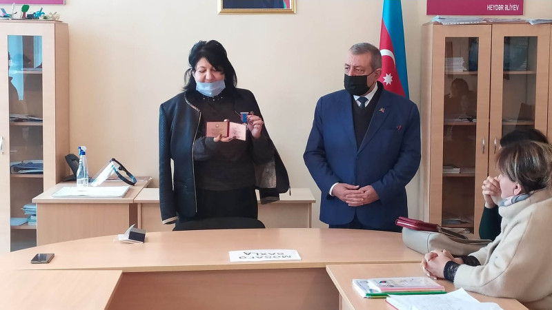 Gəncədə 27 nömrəli məktəbin müəllimi təltif olunub