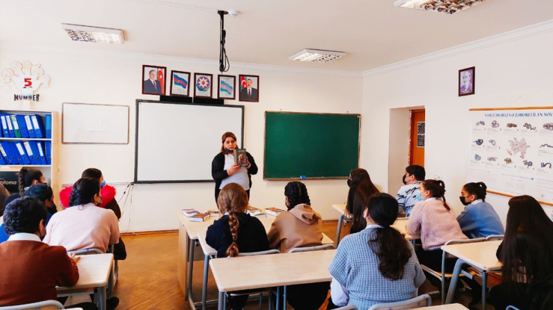 Gəncədə məktəbdə kitab xülasəsi baş tutub