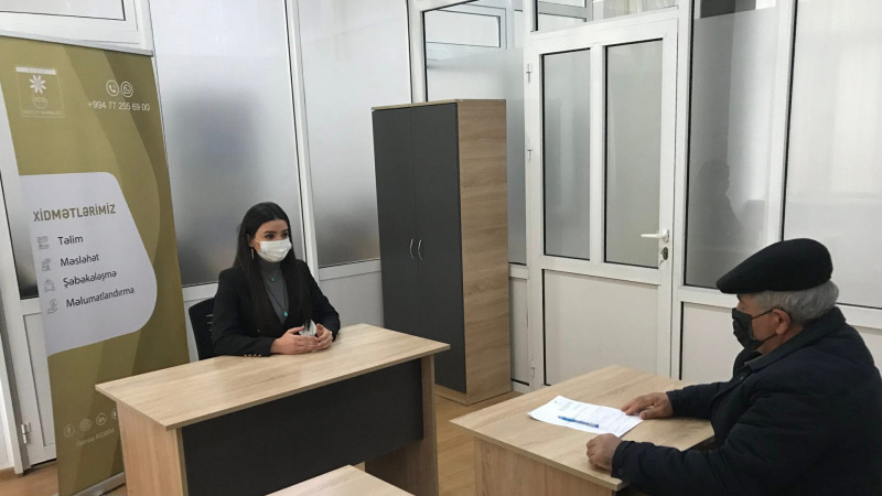 Gəncə: KOBİM eksperti sahibkarla görüşüb