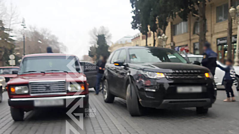 Gəncədə iki minik avtomobili toqquşublar: nəticədə mübahisə yaranıb