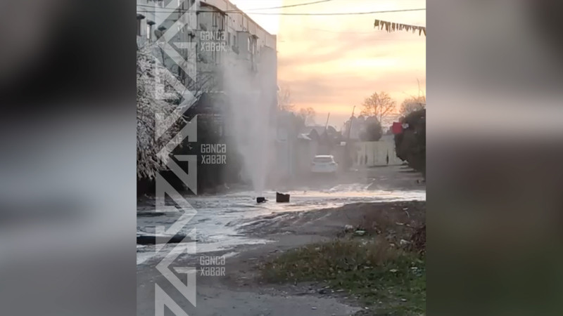 Gəncədə su borusu partlayaraq 5 metr hündürlüyündə süni fontan yaradıb