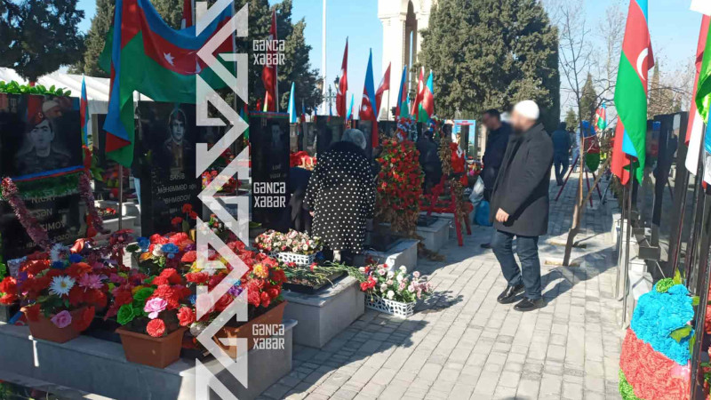 Gəncə sakinləri Şəhidlər xiyabanında qəhrəmanlarını anıblar