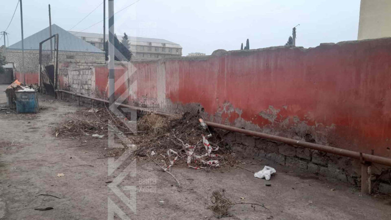 Gəncə sakinləri piyada keçidindən yox maşın yolu ilə hərəkət edirlər
