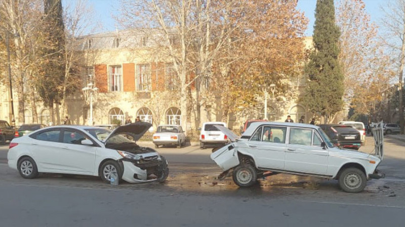 Gəncədə üç avtomobilin iştirakı ilə qəza baş verib