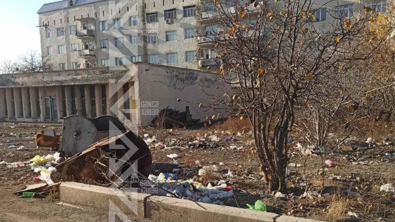 Gəncənin bu küçəsində zibil tullantı qutuları əvəzinə ətraf əraziyə atılır