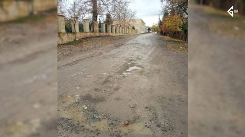 Təhsil dalınca düşən gəncəli şagirdlər yollarında palçıq və gölməçələrlə qarşılaşırlar