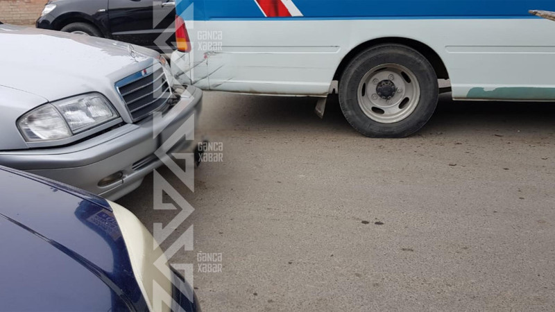 Gəncədə minik maşını sərnişin avtobusuna çırpılıb