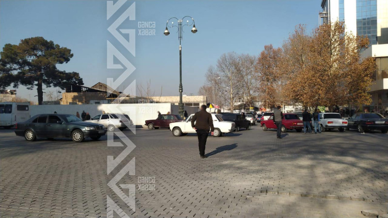 Gəncədə keçidlərdən istifadə etməyən piyadalar
