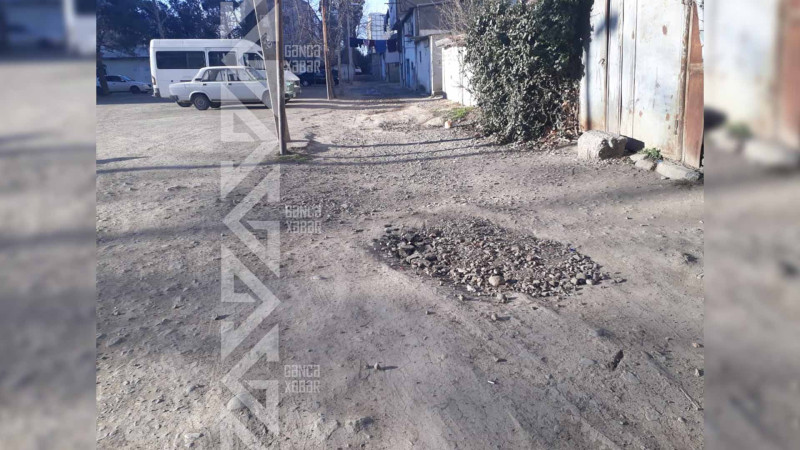 Gəncənin daha bir yaşayış binasının qarşısında asfalt yoxdur
