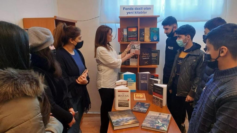 Gəncə: tələbələr kitabxana fonduna yeni daxil olan kitablarla tanış olublar