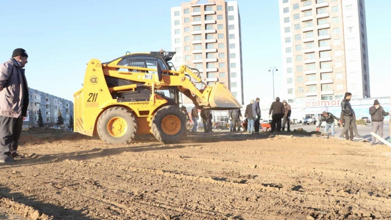 Gəncə: Qəmbər Hüseynlinin abidəsinin yerləşdiyi parkda yenidənqurma işləri başa çatır