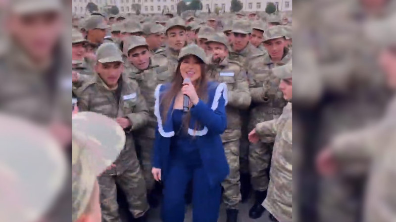 Tanınmış müğənni Damla Gəncədə əsgərlərlə görüşüb