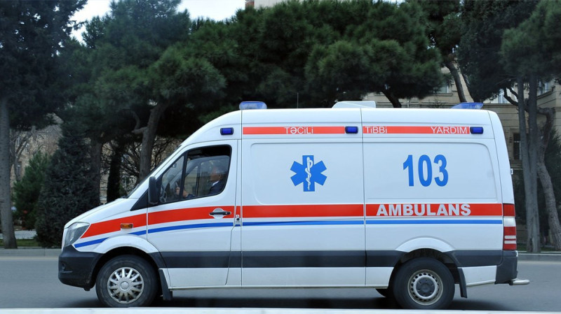 Gəncədə təcili tibbi yardım avtomobili qəzaya düşüb