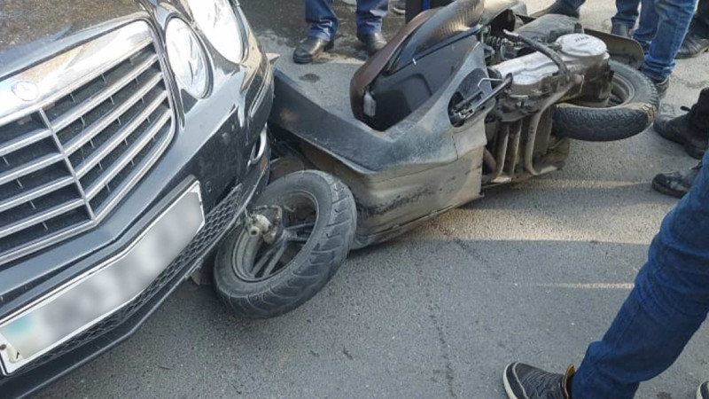 Gəncədə motosiklet Land Cruiserlə toqquşub