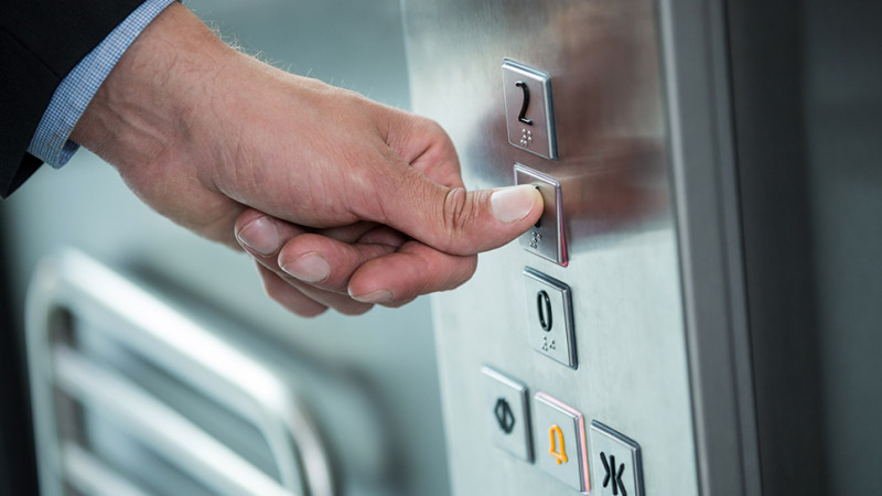 Liftdə qalan iki Gəncə sakininə köməklik göstərilib