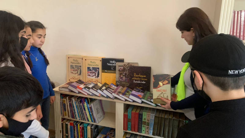 Gəncədə kitabxana fonduna yeni daxil olmuş kitabların sərgisi keçirilib
