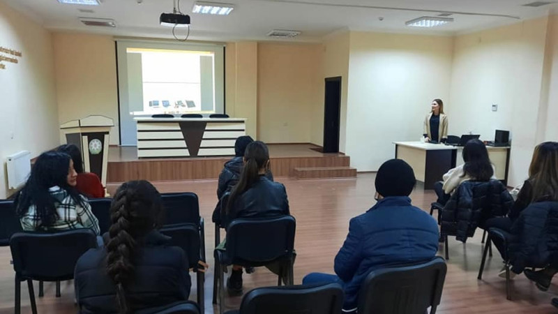 Gəncə: kompüter kursu təlim keçirib