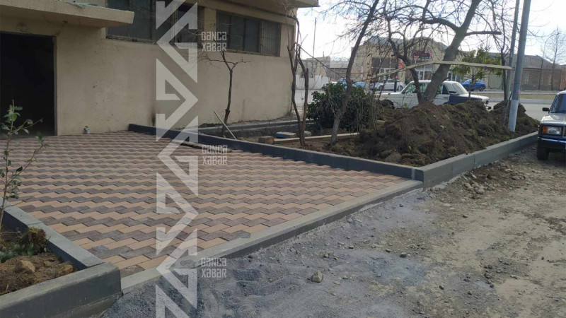 Gəncənin Vəli Xuluflu küçəsində binanın həyəti abadlaşdırılır