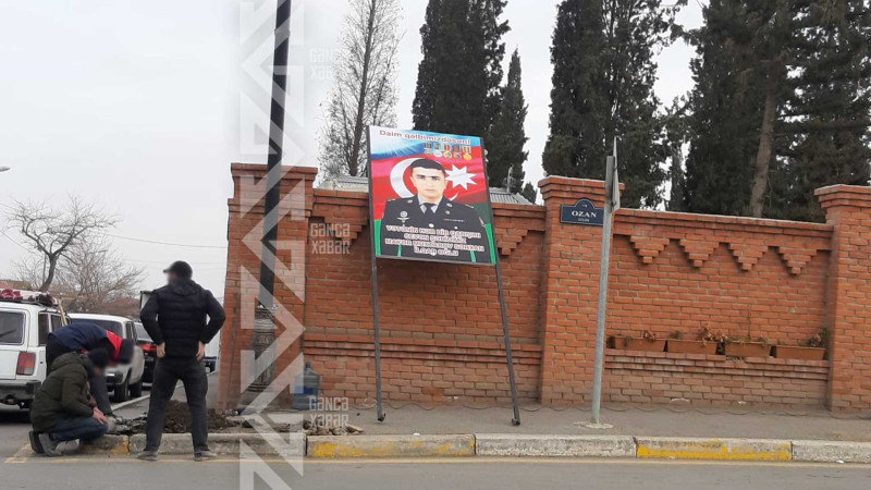 Gəncədə şəhid mayor Sərxan İlqar oğlu Muxtarovun plakatı yerləşdirilir