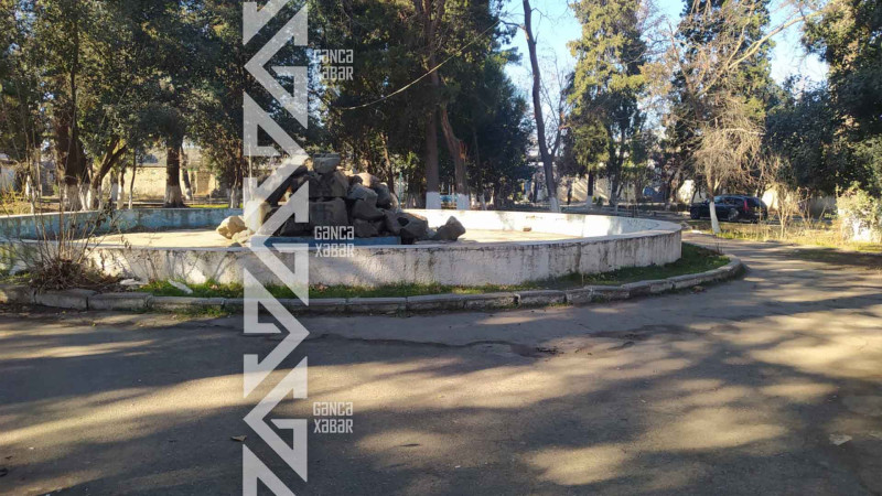 Gəncənin Heydər Əliyev prospektində yerləşən kiçik park baxımsızdır