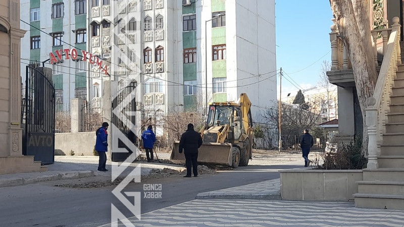 Gəncənin Həmidə xanım Mehmandarova küçəsində su borusu yenilənir