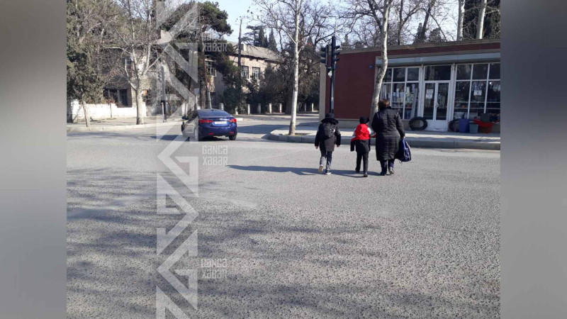 Gəncənin Atatürk prospektində piyadalar yolu çəpinə keçirlər