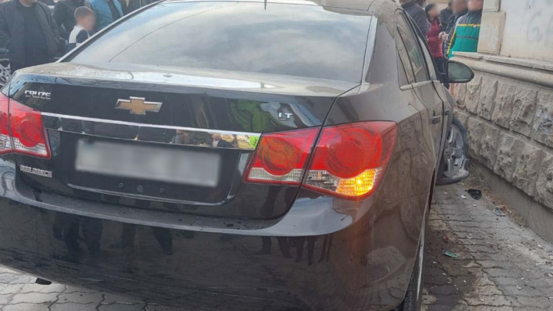 Gəncədə maşın 3 piyadanı vuraraq binaya çırpılıb