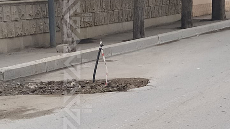 Elektrik xəttinin bir hissəsi torpağın üstündə qalıb