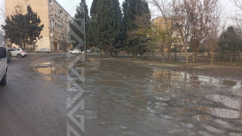 Asfalt örtüyü olmayan küçələrdə gölməçələr yaranır