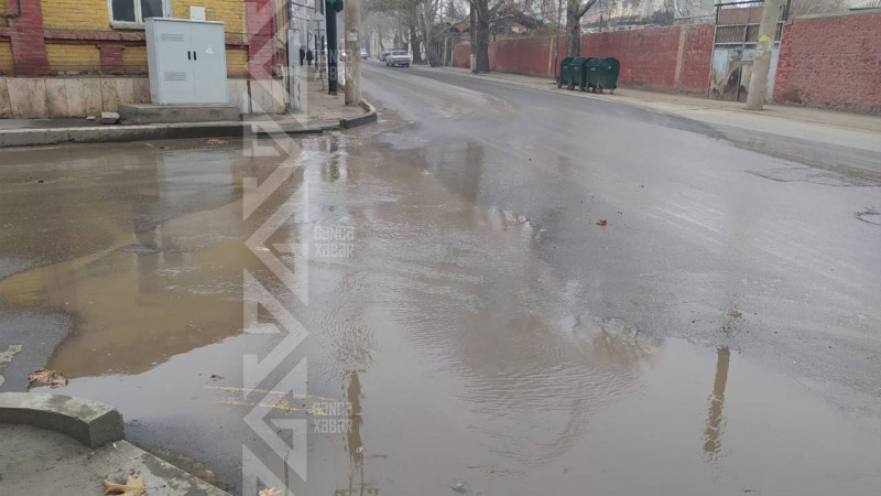 Təbriz küçəsində su borusu deşilib