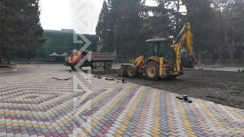 Parklardan birində oyun meydançası salınır