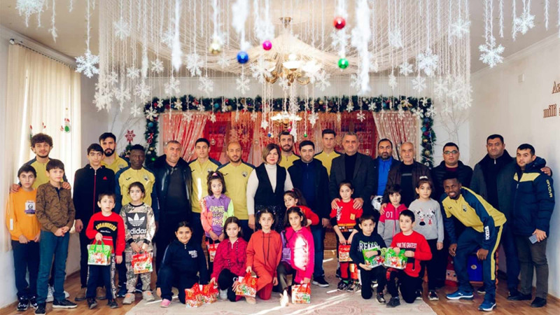 “Kəpəz”in kollektivi Uşaq Evinə baş çəkib