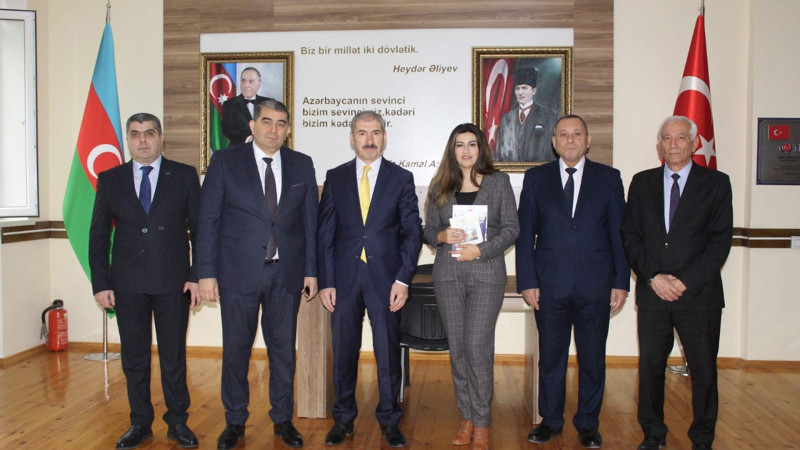 Zeki Öztürk GDU-nun kitabxanasına kitablar bağışlayıb