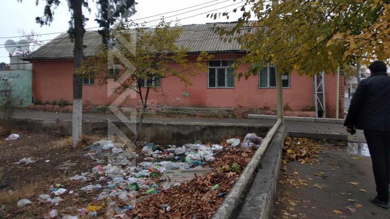 Sakinlər bu əraziyə tullantılar atırlar