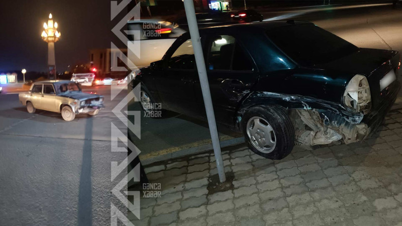Yeni Gəncədə iki avtomobil toqquşub