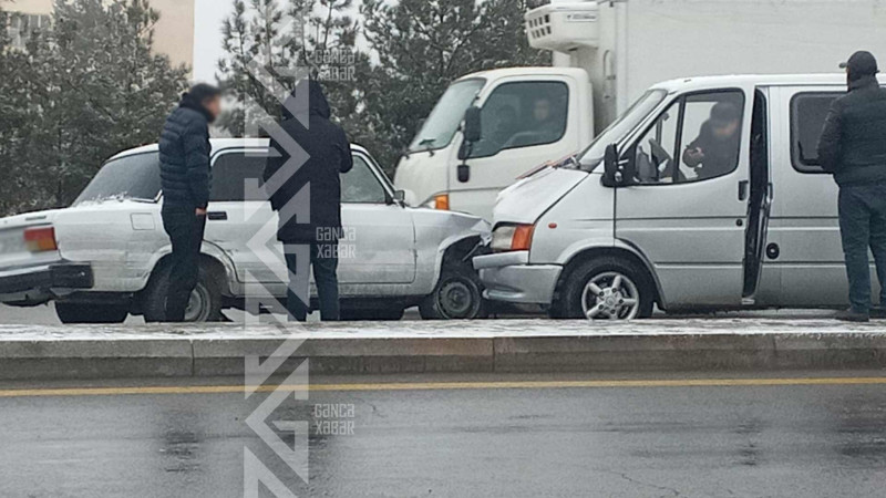 Avtomobil bordürü aşaraq qarşıdan gələn maşınla toqquşub