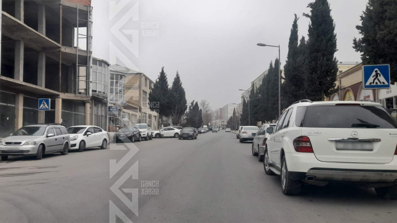 Nəhəng daş Ticarət Mərkəzinin qarşısındakı zebra silinib