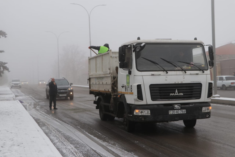 Buz bağlamış yollar və piyada səkilərinə duz və qum səpilir